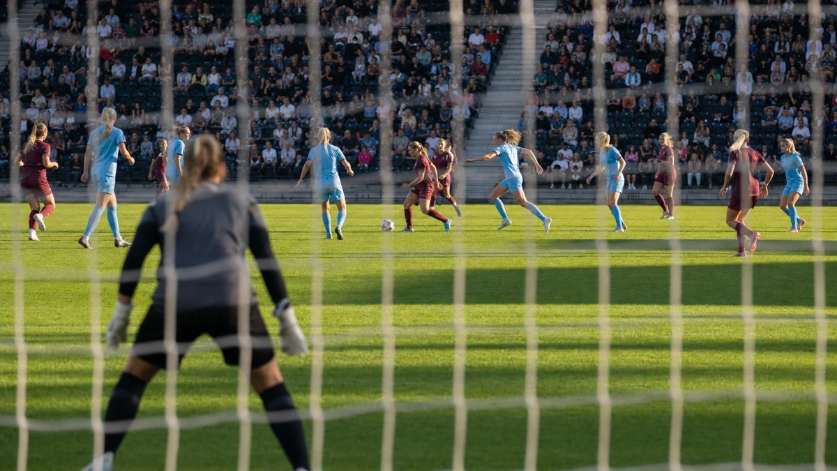 Spillsituasjon fra en kvinnefotballkamp i Toppserien.